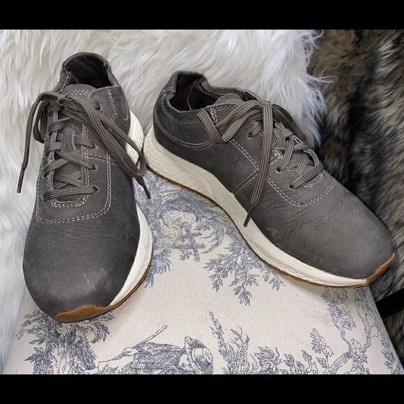 L.L. BEAN WOMAN'S Size 7.5M suede Shoes - Picture 3 of 11